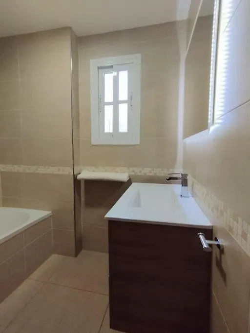 First Beach Line Apartment With 3 Bedrooms And Parking, نيرخا